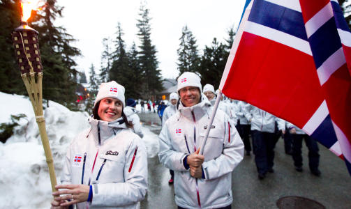  BLE HJEMME:  Skiskytterne Marit Istad Kristiansen og Halvard Hanevold ledet det norske opptoget med ut�vere som sto over den seks timer lange turen fra og til �pningsseremonien i Vancouver for � lade opp til OL-�velsene i Whistler. FOTO: HEIKO JUNGE, SCANPIX.