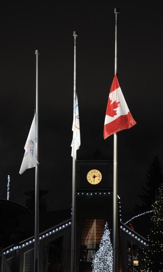 P� HALV STANG: OL-byen s�rger etter det f�rste ut�ver-d�dsfallet i Vinter-OLs\'s historie. Foto: AP Photo/Gero Breloer)