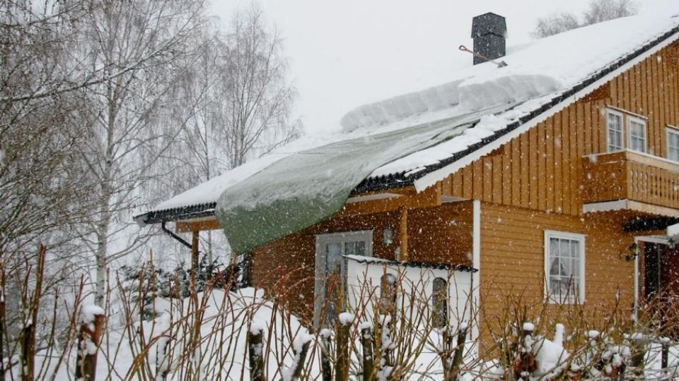 M�KING AV TAKET: Presenningen var litt for kort til � dekke taket. Banggren skj�tet derfor p� lengden med en taustump for � f� den til � ligge p� plass.  Foto: Karenevy Banggren