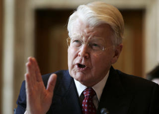 SKREV IKKE UNDER: Islands president Olafur Ragnar Grimsson vil at folket skal bestemme. Foto: AP Photo/Evan Vucci/SCANPIX