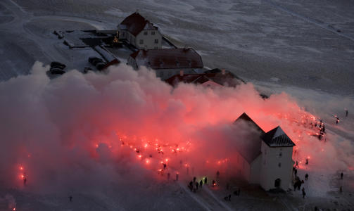 N�DBLUSS: Hundrevis av mennesker samlet seg utenfor Islands presidents bolig i Reykjavik for � overrekke han en underskriftprotokoll. Samtidig fyret de av n�dbluss for � signalisere n�den. Foto: REUTERS/Ragnar Axelsson/SCANPIX