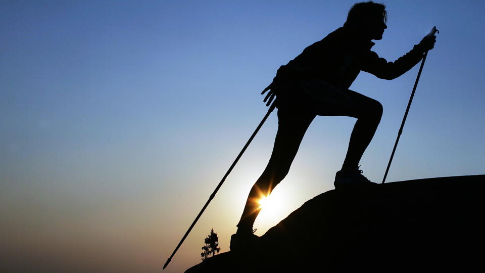 KVINNEDOMINERT: Stavgang er en trygg og effektiv form for mosjon. Men den har aldri sl�tt helt an for mannfolk. Som ledd i v�r mosjonskampanje sl�r vi n� et slag for Nordic Walking. Foto: Erik Berglund