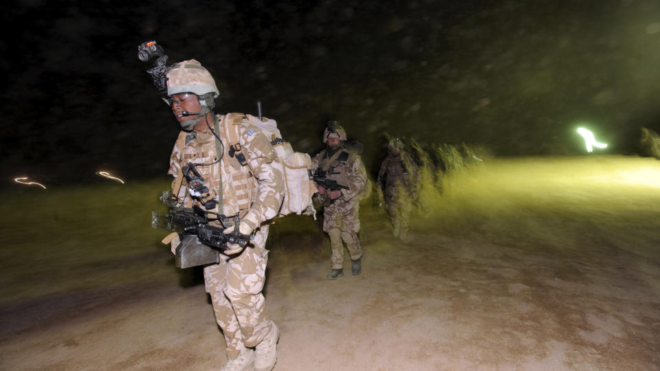 STOROFFENSIV: Britiske soldater er blant de 15.000 NATO-soldatene som deltar i en lenge planlagt offensiv mot Taliban i Marjah i S�r-Afghanistan. Foto: REUTERS / Will Craig / SCANPIX