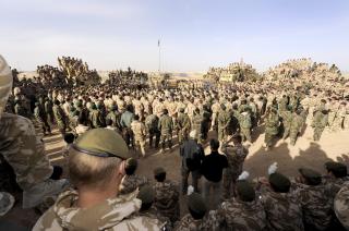 FLERE TUSEN SOLDATER: Storoffensiven startet f�r daggry i dag da tusener av soldater la i vei mot Mrjah. Foto: EPA/SSGT MARK JONES/SCANPIX