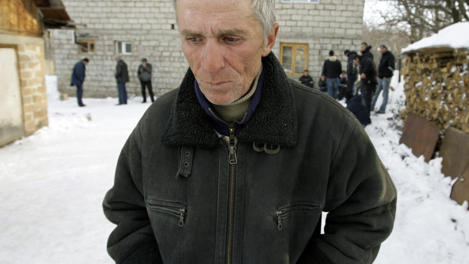 TRAGEDIE: David Kumaritashvili, faren til den omkomne akeren Nodar Kumaritashvili s�rger over tapet av sin s�nn i dag.Foto: SCANPIX/REUTERS/David Mdzinarishvili
