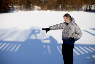 BLE REDDET: - En av dem kastet av seg yttert�yet f�r han akte seg ut p� magen til meg. Det m� ha v�rt rundt 8 til 10 meter ut. Her f�r han tak i hendene mine og drar meg opp. Fra land hjelper den andre til med � trekke oss inn fra isen, forteller Per S�etorp. Foto: ESPEN R�ST