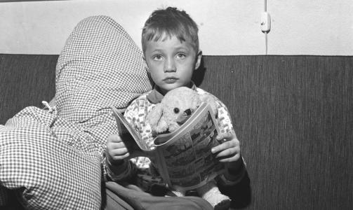 FRISK SOM EN FISK: Dagen etter n�r redningsd�den f�rstesiden av Dagbladet. �- Har Per feber, � sp�r journalisten. �- Han er frisk som en fisk, kanskje litt snue, � sier fire�ringens mor. �- Men skriv og fortell hvor lykkelige vi er, og takknemlige mot den eller de som reddet guttens liv Frognerparken i g�r. � Arkivfoto: DAGBLADET