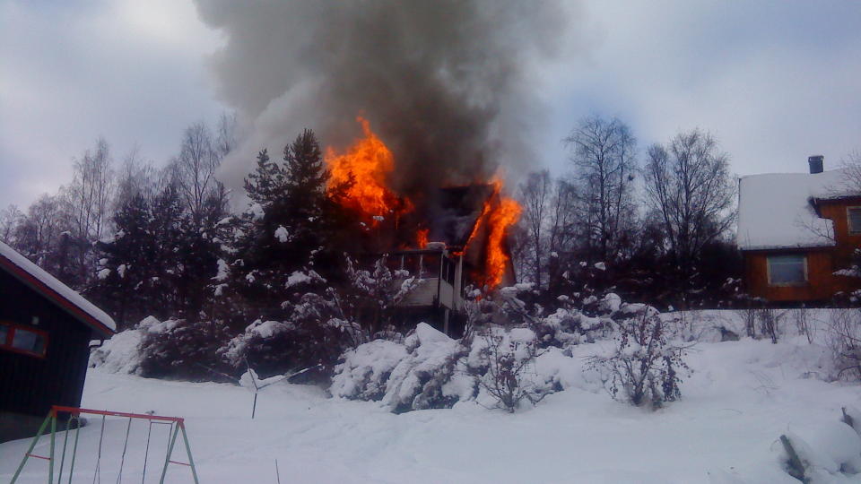 FULL FYR: �n person ble funnet omkommet etter boligbrann i �l. Foto: Kardo Shukur Mohammed