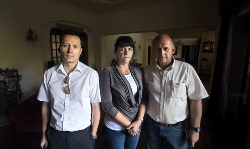 KJEMPER: Mor Mette og far Hallgeir �ygarden har hele tiden sagt at datteren er uskyldig i kokainsaken i Bolivia. Advokat Carl Bore (t.v.) bist�r familien. Foto: Henning Lilleg�rd