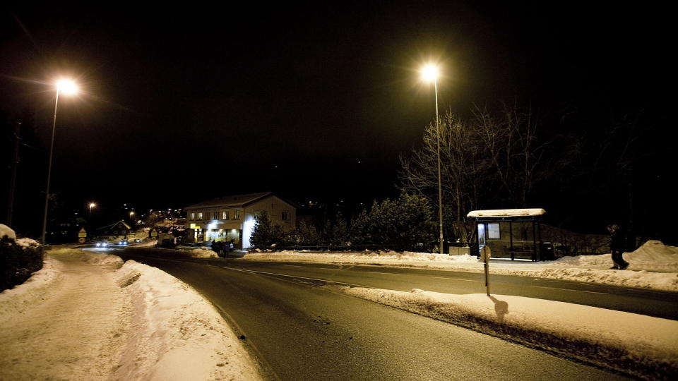 �STEDET: P� vei til en bussholdeplassen i H�vik, bare et par-tre hundre meter fra sitt eget hjem, skal den 26 �r gamle kvinnen ha blitt kidnappet av en ukjent mann i en m�rk personbil. Siden har hun v�rt forsvunnet. Foto: Henning Lilleg�rd / Dagbladet