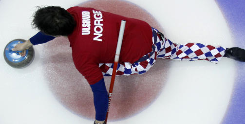 I RUTE: Thomas Ulsrud og de norske gutta legger i dag den siste finpussen, foran morgendagens OL-åpning mot Canada. Foto: AP I RUTE: Thomas Ulsrud og de norske gutta legger i dag den siste finpussen, foran morgendagens OL-åpning mot Canada. Foto: AP
