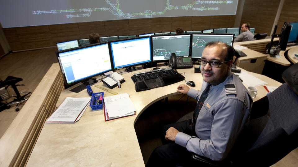 BLOGGER:  Ansatte i Oslo T-banedrift kommuniserer og gir beskjeder via blogger. Det gj�r ogs� driftsleder Nasir Mohammad p� komnadosentralen.
Foto: Henning Lilleg�rd / Dagbladet