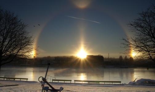 BISOL: Fotografert fra Porsgrunn 31/12/08. Bisol er et optisk fenomen som skyldes sollysets brytning og refleksjon i iskrystaller i den �vre troposf�re, oftest i forbindelse med cirrusskyer. Foto: Morten Kleiva