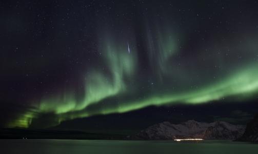 NORDLYS OG METEOR: Fotografert fra Kval�ya i Troms� kommune 27/01/09. Foto: Tom Roland