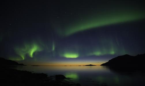 NORDLYS, SOLNEDGANG OG KARSVOGNA: Fotografert fra Kval�ya i Troms� kommune 10/09/08. Foto: Tom Roland