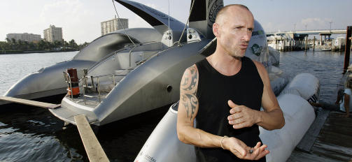 SIVIL ARREST: I nattens mulm og m�rke klarte eieren av b�ten �Ady Gil� � snike seg ombord i det japanske fart�yet Shonan Maru 2 for � gjennomf�re en sivil arrest av skutas kaptein. Foto: AFP PHOTO/FILES/ROBERT SULLIVAN