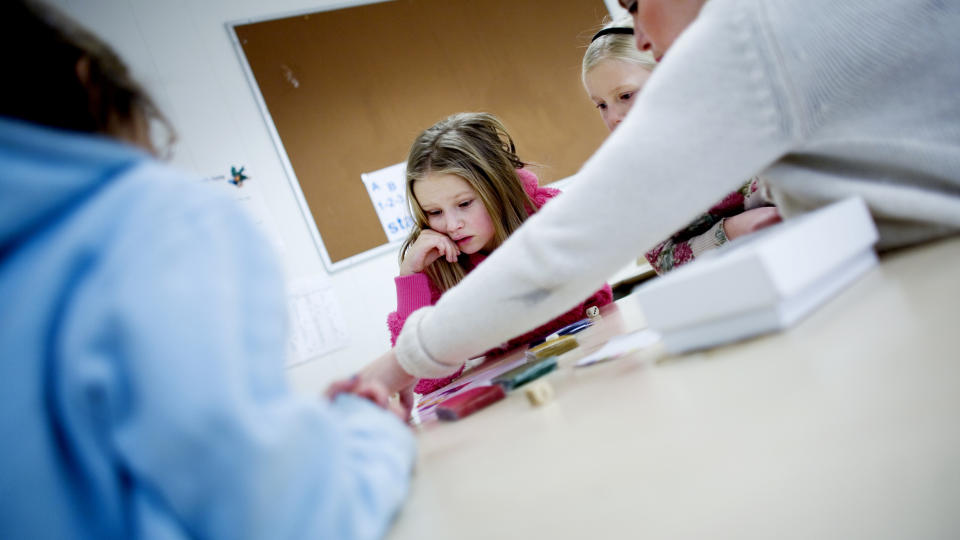 Ble oppdaget i tide: Gjertrud (9) er blant de
heldige som fikk tidlig utredning og har f�tt
spesialoppf�lging for sine nonverbale l�revansker.
Her p� aktivitetsskolen p� L�ren
skole med assistent Janne Beck-Engebretsen. Foto: Linda N�sfeldt