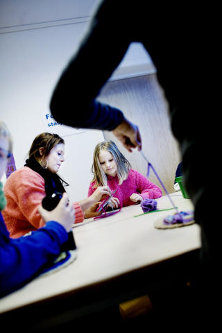 Tatt p� alvor: Etter at l�rere og assistenter
p� L�ren skole var p� kurs om
Nonverbale l�revansker, har skoledagene
blitt enklere for Gjertrud (9).
Foto: Linda N�sfeldt