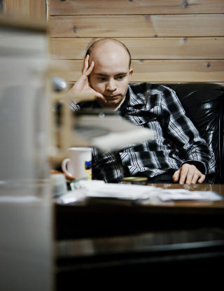 Lettelse med komplikasjoner: NLD gir sosiale gj�r det vanskelig � finne feste i arbeidslivet eller f� kj�rsteforhold til � fungere: Jeg gjenkjenner ikke ansikter og kan ikke lese ansiktsuttrykk. Jeg ser ikke om folk er glade eller syke og har vanskeligheter med � huske synsinntrykk, forteller Jo-Henrik Eriksen (22) som likevel f�lte lettelse da problemene fikk
et navn. &mdash; Det ga meg svar p� mye: Hvorfor jeg f�ler at jeg ikke passer inn noe sted, for eksempel.

Foto: J�rn H. Moen / Dagbladet
