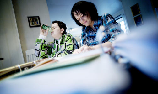 Mammas metode: Etter � ha kjempet for tilrettelagt undervisning for s�nnen Adrian i flere �r, s� Solm�y Saltveit ingen annen mulighet enn � ta Adrian ut av den offentlige skolen.
N� underviser hun ham selv hjemme i stua, og mener at han gj�r store framskritt b�de faglig og sosialt.
Foto: Linda N�sfeldt
