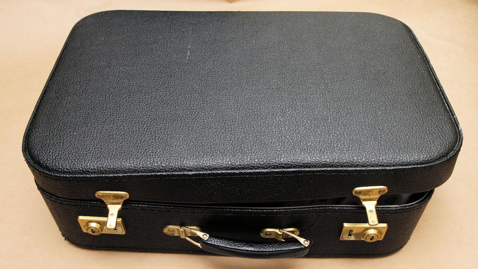 MYSTISK KOFFERT: En koffert av denne typen, l�st med hengel�s, skal ha forsvunnet fra den drepte 87-�ringens leilighet: Foto: politiet