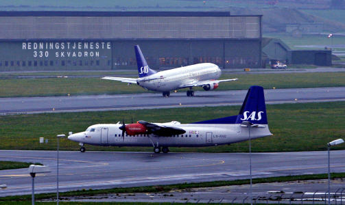 TR�BBEL-FLY De gamle Fokker 50-flyene (i forgrunnen) har skapt store problemer for b�de SAS og de reisende. N� skal de omsider fases ut n�r Wider�e overtar med sine moderne fly. Foto: Eivind Pedersen