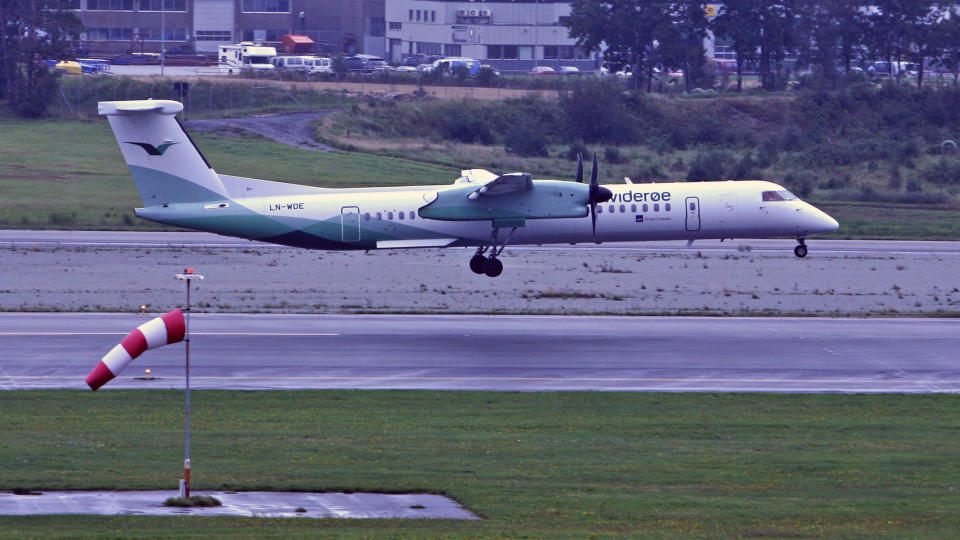 STOR OG GR�NN Her lander Wider�es aller f�rste Dash 8-Q400 NG-fly. Det er tildels slike 78 seters fly som il�pet av v�ren settes inn p� rutene p� Vestlandet. Dermed er et over og ut med de tr�blete Fokker 50-flyene som SAS har brukt. Foto: Eivind Pedersen