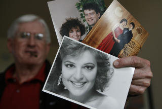 SKJ�NNHETEN: Jim Palin, Sarah Palins far, holder opp et bilde av datteren, da hun ble k�ret til Miss Wasilla. Foto: AP Photo/ Al Grillo/SCANPIX