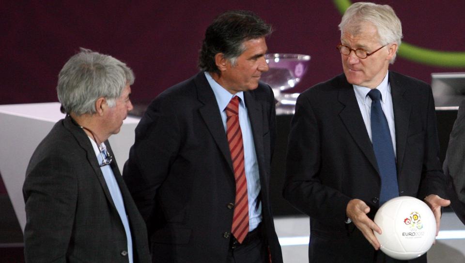 TOPPM�TE: 9. mars m� kvalikmotstanderne v�re enige om terminlista, ellers blir det loddtrekning. Her er Drillo sammen med Portugals Carlos Queiroz og Darnmarks Morten Olsen, etter trekningen av EM-kvalikgruppene for en uke siden. Foto: EPA