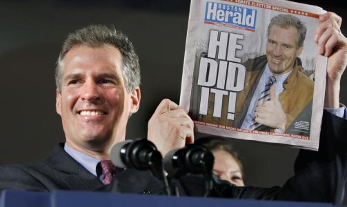 SEIERHERREN: Scott Brown etter seieren i Massachusetts. Brown overtok senatsplassen etter avd�de Ted Kennedy, og gjorde dermed at demokratene mistet superflertallet. Foto: AP Photo/Elise Amendola/SCANPIX