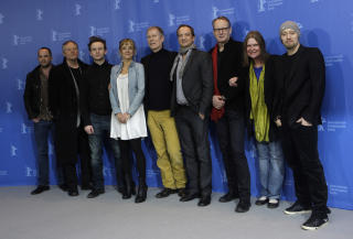 NORSK/SVENSK STJERNELAG: P� plass i Berlin. Fra venstre: Jon �igarden, Bj�rn Floberg, Jan Gunnar R�ise, Jannike Kruse J�tog,  Hans Petter Moland, Gard B. Eidsvold, Stellan Skarsgard, Jorunn Kjellsby og Aksel Hennie. Foto: Scanpix