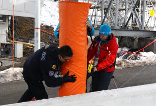 BLIR POLSTRET: F�rst etter ulykken fikk stolpene ved akel�ypa polstring. Foto: Richard Heathcote/Getty Images/AFP