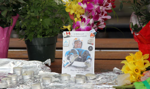 SORG: Blomster og lys ble lagt ned for Nodar Kumaritashvili i Whistler Village i helgen. Foto: Doug Pensinger/Getty Images/AFP