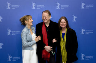 I BERLIN : Stellan Skarsg�rd omgitt av to av sine kvinner i filmen �En gangske snill mann�: Jannike Kruse J�tog (t.v.) og Jorunn Kjellsby. Foto: Christian J�rgensen