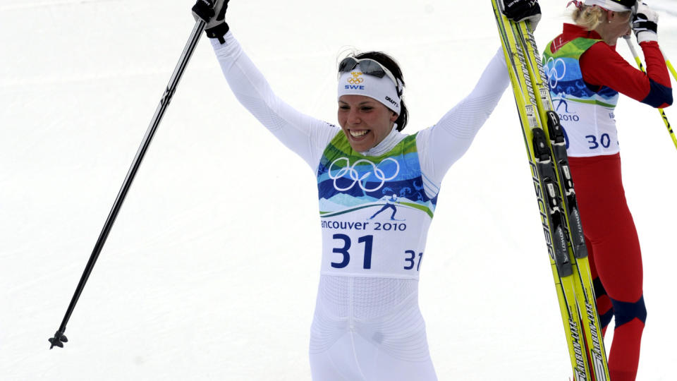 1-0 TIL SVERIGE: Charlotte Kalla jubler over gullet p� 10 kilometer fristil foran en sliten Kristin St�rmer Steira.
Foto: Janerik Henriksson, Scanpix
