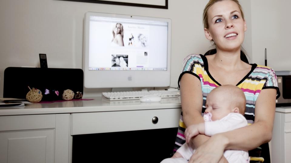 MAMMABLOGG: Anette Marie Antonsen driver bloggen www.anettemarie.blogg.no, og har over 22000 lesere i uka. Hun mener mammablogging er harml�st, men at man m� bruke sunn fornuft n�r man legger ut bilder og informasjon om familien p� nett. 
Foto: Espen R�st