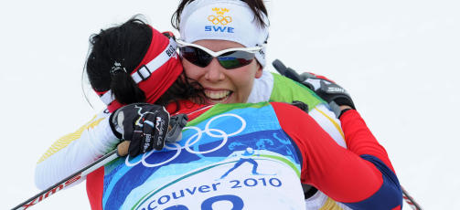 GRATULASJON: Gullvinner Charlotte Kalla og bronsevinner Marit Bj�rgen gratulerer hverandre etter m�lgang.  Foto: Alberto Pizzoli, AFP/Scanpix