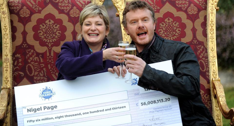 STAKK AV MED GIGANTGEVINST: Justine Laycock og Nigel Page ble i helgen vinnere av den rekordh�ye premien p� 56 millioner pund i EuroMillion. Spillere fra ni europeisk land deltar i lotteriet. Foto: EPA/SCANPIX