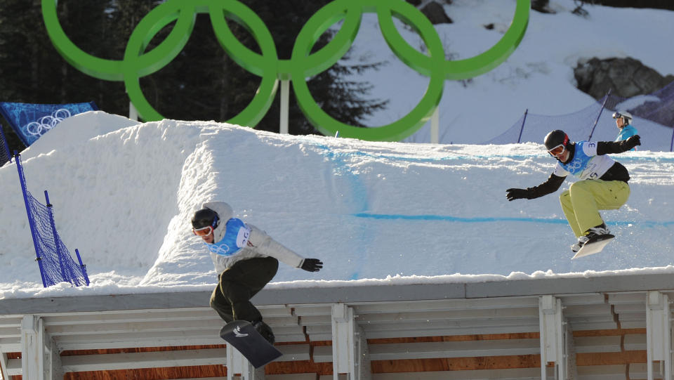 NEDTUR: Joachim Haavikhagen og Stian Sivertzen hadde begge medaljeh�p i snowboardcross, men kom seg ikke videre fra �ttendedelsfinalen.Foto: SCANPIX/AFP/Mark RALSTON