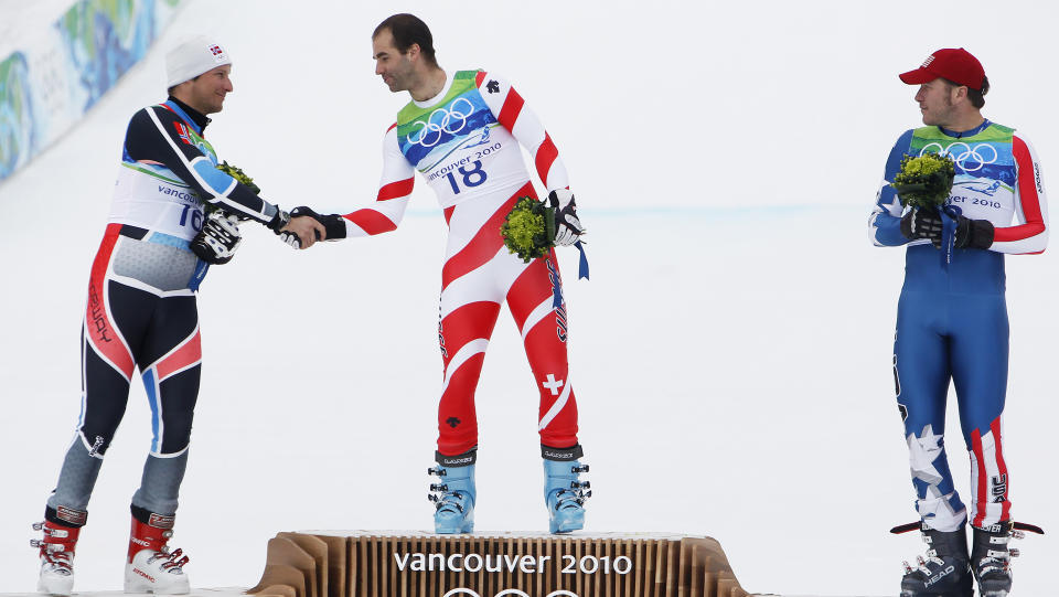 FORN�YD: 
Aksel Lund Svindal 

p� seierspallen sammen med gullvinner Didier Defago (i midten) og bronsevinner Bode Miller (til h.) etter utforrennet. 
Foto: Cornelius Poppe / Scanpix
