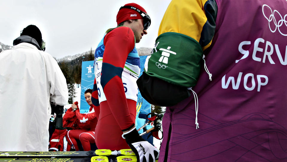 OVERRASKELSEN: Gullvinner Dario Cologna (bak Petter Northug junior) og s�lvvinner Pietro Piller-Cottrer trodde nesten ikke sine egne �yne da de s� nordmannen g� inn til 41. plass.
Foto: ARNT E. FOLVIK