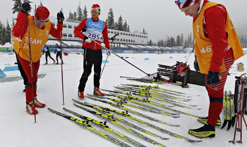 FORANDRET P� �N TING: Bronsevinner Marit Bj�rgen og Petter Northug gikk i utgangspunktet p� identiske ski. Men i siste liten ble det lagt p� manuell struktur med et verkt�y p� skiparet til Northug, forteller sm�rer Perry Olsson.
Foto: ARNT E. FOLVIK