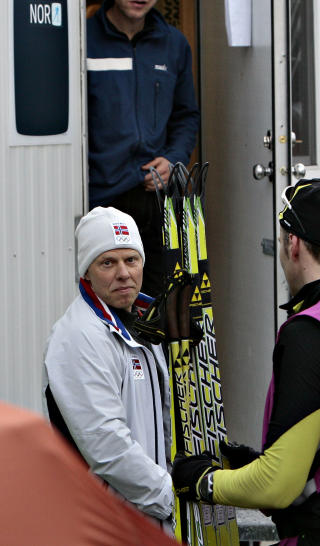SM�REBUA: Perry Olsson t.v. forklarer hva som gikk galt med skiene til Petter Northug junior.Foto: ARNT E. FOLVIK