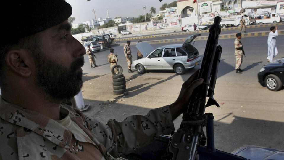OFFENSIV MOT TALIBAN: En pakistansk soldat ved en kontrollpost i Pakistans st�rste by Karachi, der Talibans �verste milit�re leder ble tatt i forrige uke. Foto: AP Photo/Fareed Khan/SCANPIX