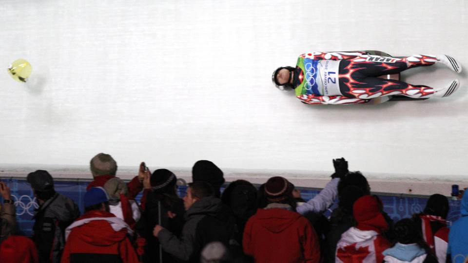STOPPET ETTER M�LPASSERING: Aya Yasuda besto ikke sjekken da kjelken ble veiet etter den f�rste gjennomkj�ringen av l�ypa. Foto: REUTERS/Tony Gentile