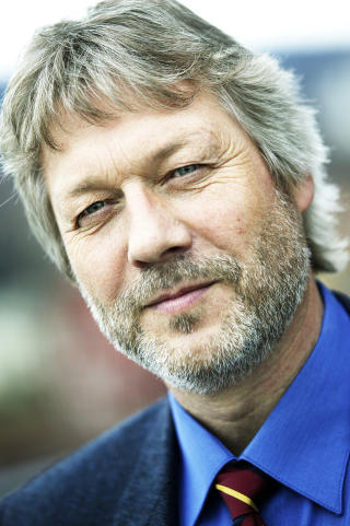 UNDERS�KER VANNKRISEN: Avdelingsdirekt�r i NVE, Morten Johnsrud, forteller at vannstanden flere steder langs kysten er nede p� et dramatisk lavt niv�. FOTO: NVE