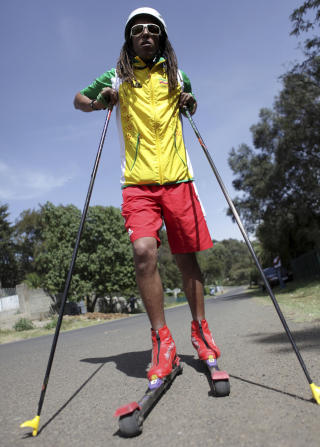 LADET OPP P� ASFALT: Robel Teklemariam hadde ikke r�d til h�ydeopphold p� sn�. I stedet gikk han p� rulleski i hjemlandet. Foto: REUTERS