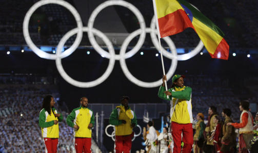 KLARER SEG SELV: - Jeg er skiforbundet, sier Robel Teklemariam. Han var selvf�lgelig flaggb�rer under �pningsseremonien. Foto: REUTERS