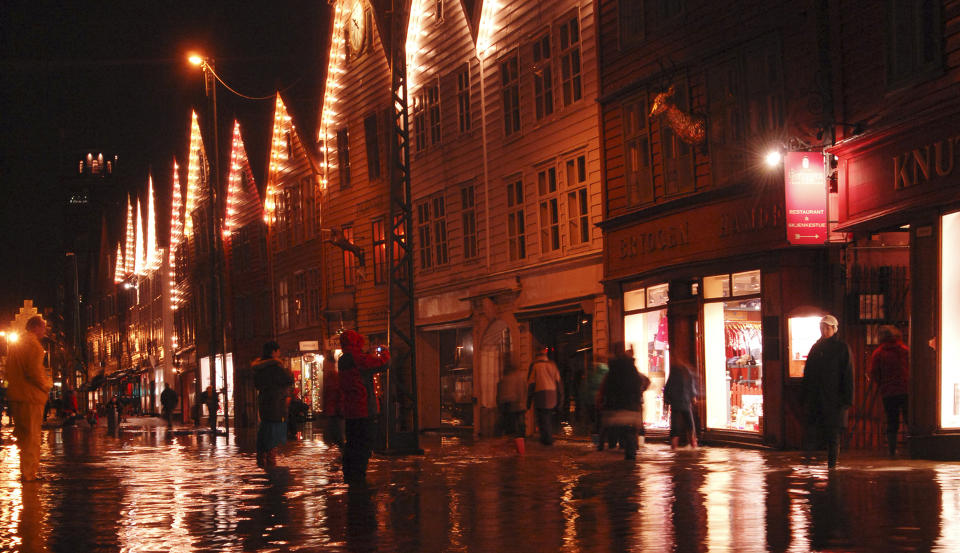 LENGE SIDEN SIST: Bergen pleier � ha en god del nedb�r i form av regn gjennom vinteren. Dette bildet ble tatt under stormfloen p� bryggen i Bergen i desember 2006. I �r har det derimot v�rt s� kaldt at nedb�ren har kommet i form av sn�. Foto: Marit Hommedal / SCANPIX