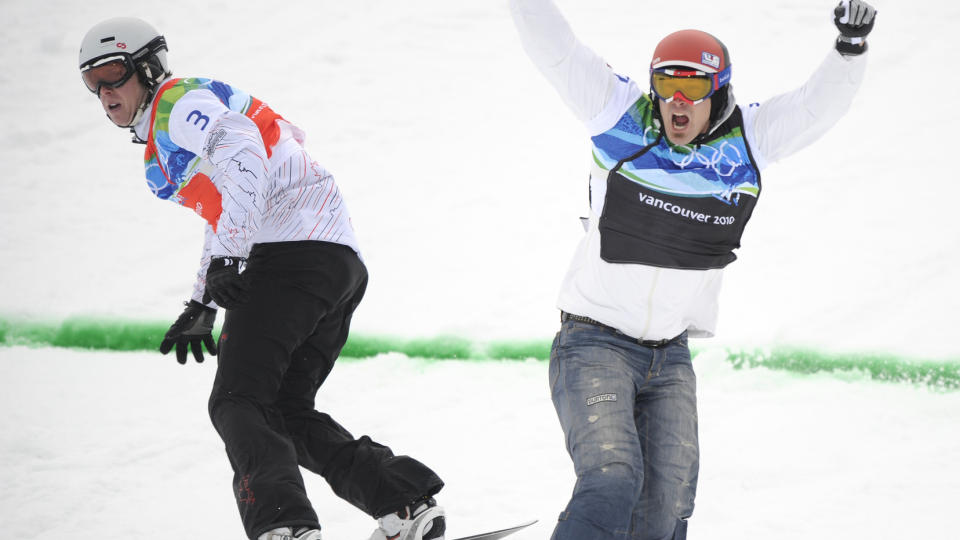 DENIM-LOOK: Seth Wescott fra USA jubler for OL-gullet i boardercross - med skibukser som likner p� slitte jeans. Foto: AP/Mark J. Terrill